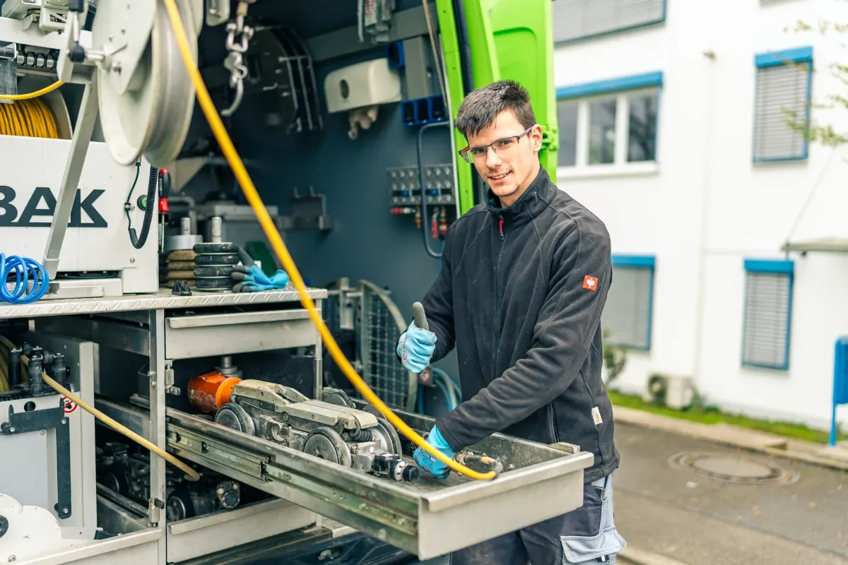 Techniker berät Hausbesitzer zur Drainage am Gebäude